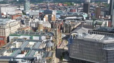 Birmingham şehir merkezinin hava görüntüsü. Modern gökdelenleri ve geleneksel mimarisi olan güzel bir İngiliz şehri..