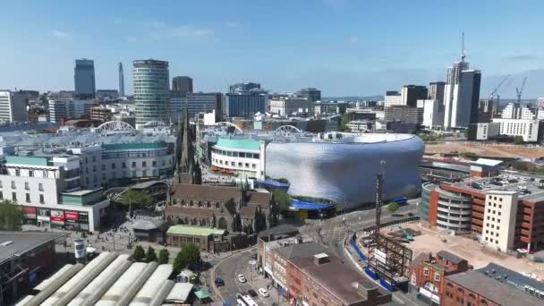 バーミンガムのスカイラインの眺め セント マーティン教会を含む英国 ブルリングショッピングセンターと屋外市場 — ストック動画