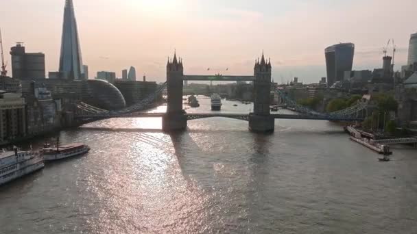 Большой Круизный Корабль Идущий Через Лондон Тауэрским Мостом Посещение Центра — стоковое видео