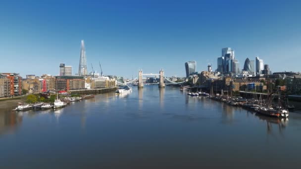 ロンドンのタワーブリッジの空中ビュー ロンドンで最も有名な橋や必見のランドマークの一つ ロンドンタワーブリッジの美しいパノラマ — ストック動画