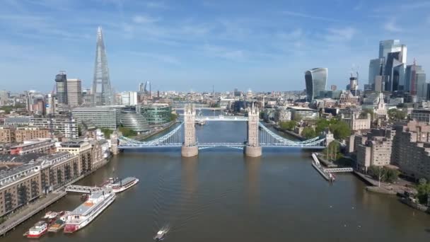 ロンドンのタワーブリッジの空中ビュー ロンドンで最も有名な橋や必見のランドマークの一つ ロンドンタワーブリッジの美しいパノラマ — ストック動画