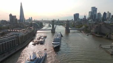 Tower Köprüsü 'nün altından Londra' ya giden büyük bir yolcu gemisi. Londra 'nın ziyaret merkezi. Geminin Londra şehir merkezine girmesi için kule köprüsü kalkıyor..