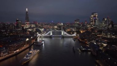 Londra 'daki Tower Bridge' in hava gece görüşü. Londra Kule Köprüsü 'nün aydınlatılmış güzel manzarası.