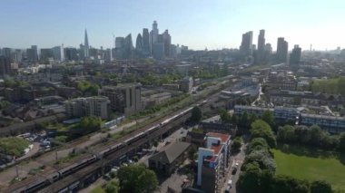 Hitachi Azuma 'nın hava görüntüsü Sınıf 800 Bi Modal yolcu trenleri Londra' dan Liverpool istasyonuna geçen elektrik kabloları altında.