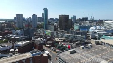 Birmingham şehir merkezinin hava görüntüsü. Modern gökdelenleri ve geleneksel mimarisi olan güzel bir İngiliz şehri..