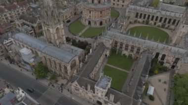 Oxford Üniversitesi ve diğer ortaçağ binalarıyla birlikte Oxford şehri üzerinde hava manzarası. Seyahat fotoğrafçılık konsepti.