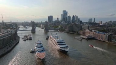 Tower Köprüsü 'nün altından Londra' ya giden büyük bir yolcu gemisi. Londra 'nın ziyaret merkezi. Geminin Londra şehir merkezine girmesi için kule köprüsü kalkıyor..