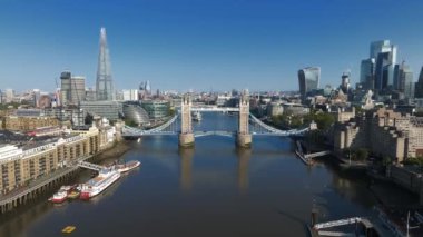 Londra 'daki Tower Bridge' in havadan görüntüsü. Londra 'nın en ünlü köprülerinden ve görülmesi gereken simgelerinden biri. Londra Kule Köprüsü 'nün güzel manzarası.