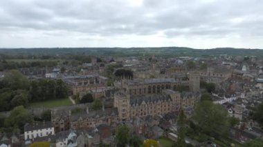 Oxford Üniversitesi ve diğer ortaçağ binalarıyla birlikte Oxford şehri üzerinde hava manzarası. Seyahat fotoğrafçılık konsepti.