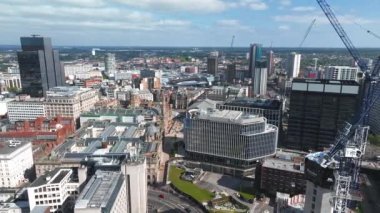 Birmingham şehir merkezinin hava görüntüsü. Modern gökdelenleri ve geleneksel mimarisi olan güzel bir İngiliz şehri..