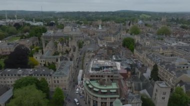 Oxford Üniversitesi ve diğer ortaçağ binalarıyla birlikte Oxford şehri üzerinde hava manzarası. Seyahat fotoğrafçılık konsepti.