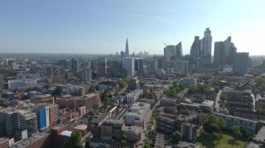 Arkasında gökdelen binaları olan Londra şehir merkezinin panoramik hava manzarası.