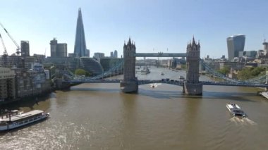 Londra 'daki Tower Bridge' in havadan görüntüsü. Londra 'nın en ünlü köprülerinden ve görülmesi gereken simgelerinden biri. Londra Kule Köprüsü 'nün güzel manzarası.