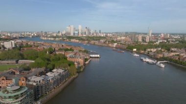 Arkasında Canary Wharf silueti olan Londra Thames Nehri 'nin güzel panoramik manzarası. Güzel Londra bölgesi.