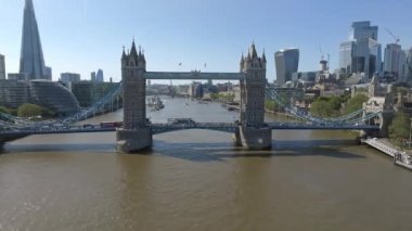 Londra 'daki Tower Bridge' in havadan görüntüsü. Londra 'nın en ünlü köprülerinden ve görülmesi gereken simgelerinden biri. Londra Kule Köprüsü 'nün güzel manzarası.