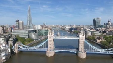 Londra 'daki Tower Bridge' in havadan görüntüsü. Londra 'nın en ünlü köprülerinden ve görülmesi gereken simgelerinden biri. Londra Kule Köprüsü 'nün güzel manzarası.