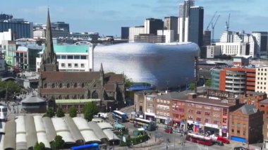 Birmingham, İngiltere 'nin ufuk çizgisi St Martin kilisesi, Bullring alışveriş merkezi ve açık hava pazarı da dahil olmak üzere.