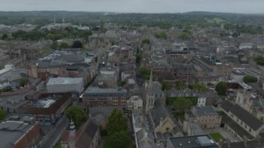 Oxford Üniversitesi ve diğer ortaçağ binalarıyla birlikte Oxford şehri üzerinde hava manzarası. Seyahat fotoğrafçılık konsepti.