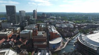 Birmingham şehir merkezinin hava görüntüsü. Modern gökdelenleri ve geleneksel mimarisi olan güzel bir İngiliz şehri..