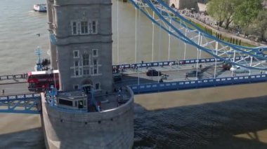Londra 'daki Tower Bridge' in havadan görüntüsü. Londra 'nın en ünlü köprülerinden ve görülmesi gereken simgelerinden biri. Londra Kule Köprüsü 'nün güzel manzarası.