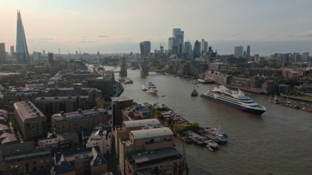 タワーブリッジの下でロンドンを通過する大型クルーズ船 ロンドンのビジターセンター タワーブリッジは 船がロンドン市内中心部に入るように持ち上げる — ストック動画