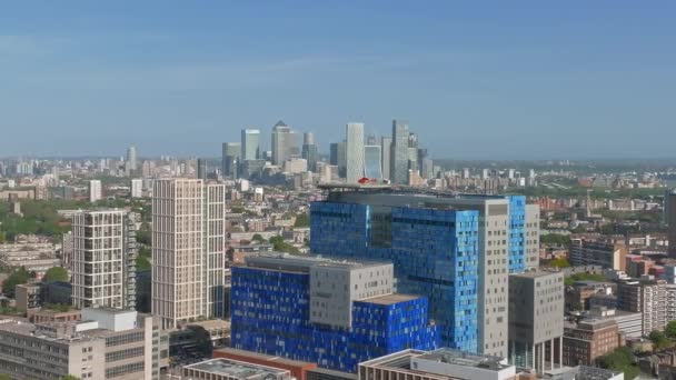 屋上にヘリコプターがあるロンドンの病院ビルのパノラマビューと地平線にカナリーワーフのビジネス地区 — ストック動画