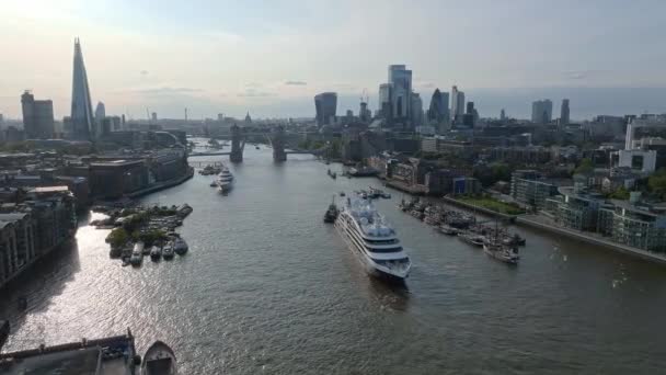 Gran Crucero Pasando Por Londres Bajo Puente Torre Centro Visita — Vídeos de Stock