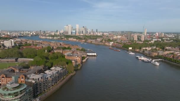 Панорамный Вид Лондонскую Реку Тэймс Горизонтом Кэнэри Уорф Заднем Плане — стоковое видео