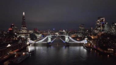 Londra 'daki Tower Bridge' in hava gece görüntüsü. Londra Kule Köprüsü 'nün aydınlatılmış güzel manzarası.