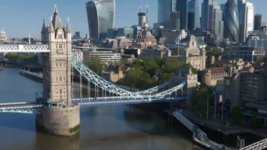 Londra 'daki Tower Bridge' in havadan görüntüsü. Londra 'nın en ünlü köprülerinden ve görülmesi gereken simgelerinden biri. Londra Kule Köprüsü 'nün güzel manzarası.