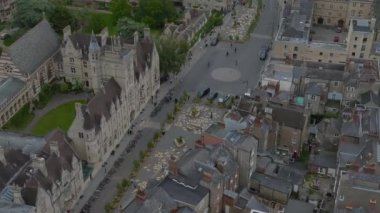 Oxford Üniversitesi ve diğer ortaçağ binalarıyla birlikte Oxford şehri üzerinde hava manzarası. Seyahat fotoğrafçılık konsepti.