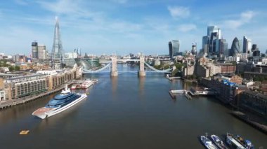 Londra 'daki Tower Bridge' in havadan görüntüsü. Londra 'nın en ünlü köprülerinden ve görülmesi gereken simgelerinden biri. Londra Kule Köprüsü 'nün güzel manzarası.