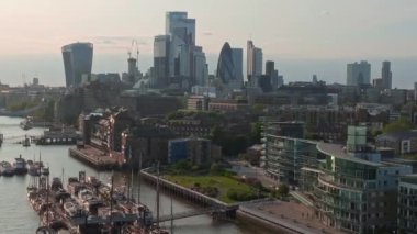 Arkasında gökdelen binaları olan Londra şehir merkezinin panoramik hava manzarası.