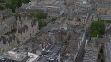 Oxford Üniversitesi ve diğer ortaçağ binalarıyla birlikte Oxford şehri üzerinde hava manzarası. Seyahat fotoğrafçılık konsepti.
