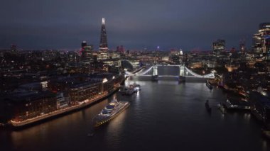 Londra 'daki Tower Bridge' in hava gece görüşü. Londra Kule Köprüsü 'nün aydınlatılmış güzel manzarası.