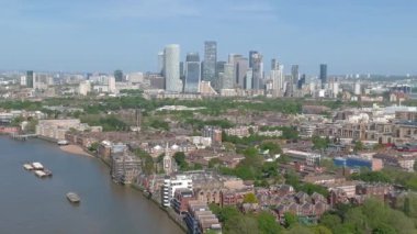Arkasında Canary Wharf silueti olan Londra Thames Nehri 'nin güzel panoramik manzarası. Güzel Londra bölgesi.
