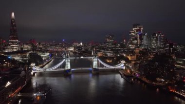 Londra 'daki Tower Bridge' in hava gece görüşü. Londra Kule Köprüsü 'nün aydınlatılmış güzel manzarası.