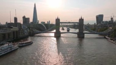 Tower Köprüsü 'nün altından Londra' ya giden büyük bir yolcu gemisi. Londra 'nın ziyaret merkezi. Geminin Londra şehir merkezine girmesi için kule köprüsü kalkıyor..
