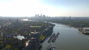 Arkasında Canary Wharf silueti olan Londra Thames Nehri 'nin güzel panoramik manzarası. Güzel Londra bölgesi.