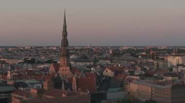 Letonya 'daki Riga eski kasabasının üzerinde güzel bir günbatımı. Kubbe katedrali ve eski Riga kasabasının havadan görünüşü. Sıcak günbatımı renkleri.