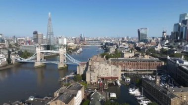 Londra 'daki Tower Bridge' in havadan görüntüsü. Londra 'nın en ünlü köprülerinden ve görülmesi gereken simgelerinden biri. Londra Kule Köprüsü 'nün güzel manzarası.