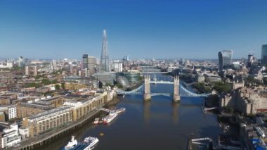 Londra 'daki Tower Bridge' in havadan görüntüsü. Londra 'nın en ünlü köprülerinden ve görülmesi gereken simgelerinden biri. Londra Kule Köprüsü 'nün güzel manzarası.