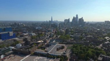 Arkasında gökdelen binaları olan Londra şehir merkezinin panoramik hava manzarası.