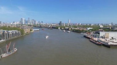 Arkasında Canary Wharf silueti olan Londra Thames Nehri 'nin güzel panoramik manzarası. Güzel Londra bölgesi.