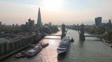 Tower Köprüsü 'nün altından Londra' ya giden büyük bir yolcu gemisi. Londra 'nın ziyaret merkezi. Geminin Londra şehir merkezine girmesi için kule köprüsü kalkıyor..
