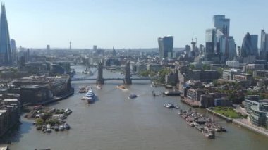 Londra 'daki Tower Bridge' in havadan görüntüsü. Londra 'nın en ünlü köprülerinden ve görülmesi gereken simgelerinden biri. Londra Kule Köprüsü 'nün güzel manzarası.