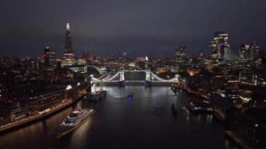 Londra 'daki Tower Bridge' in hava gece görüşü. Londra Kule Köprüsü 'nün aydınlatılmış güzel manzarası.