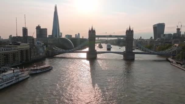 Ett Stort Kryssningsfartyg Som Går Genom London Tower Bridge Besökscentret — Stockvideo