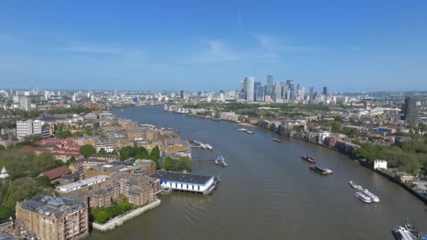 背景にカナリーウォーフのスカイラインとロンドンテムズ川の美しいパノラマビュー 美しいロンドン地区 — ストック動画
