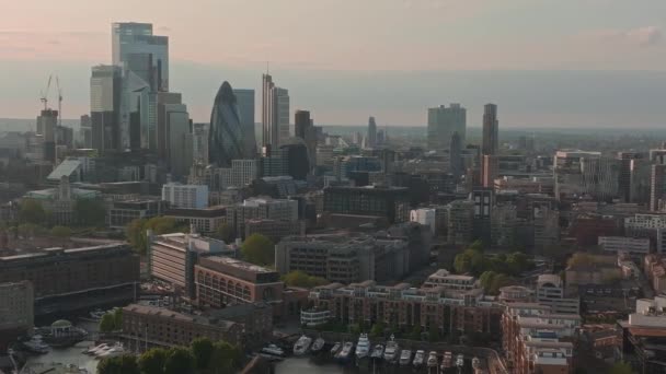 背景に超高層ビルが建ち並ぶロンドン中心部のパノラマの空中風景 — ストック動画